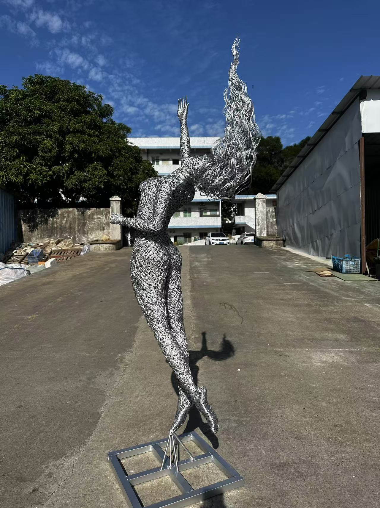 Abstract Figure Sculpture Woven with 304 Stainless Steel Wire
