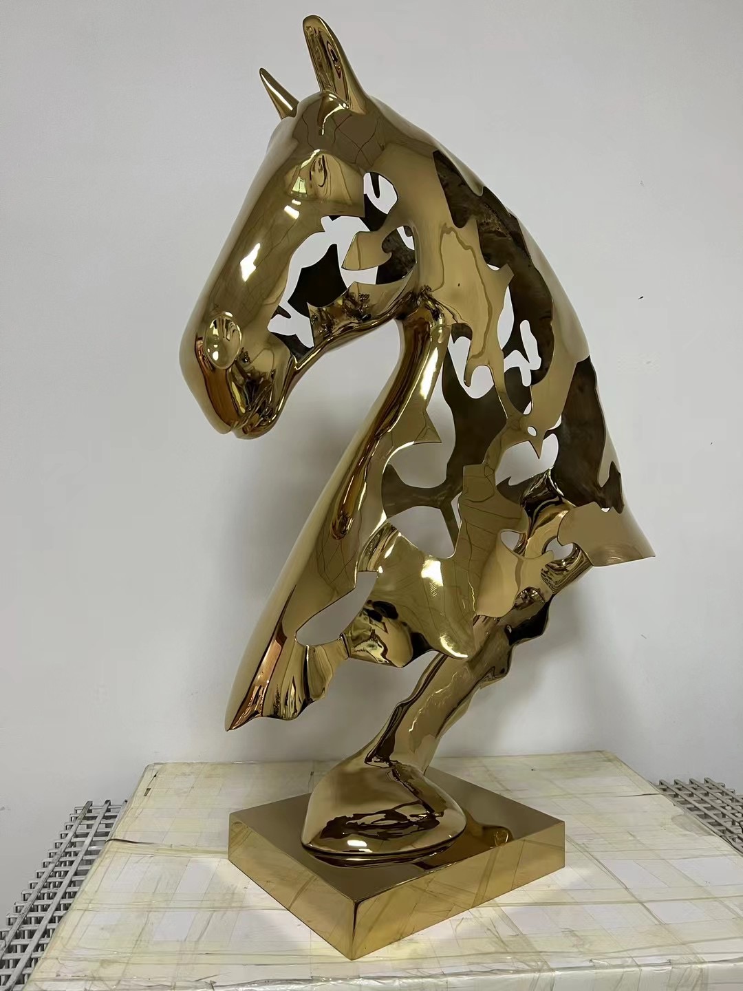 304 Stainless Steel PVD Mirror Hollow Horse Head Ornament